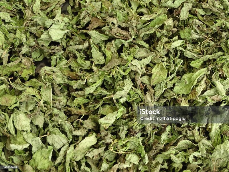 Vand menta si oregano uscat,
